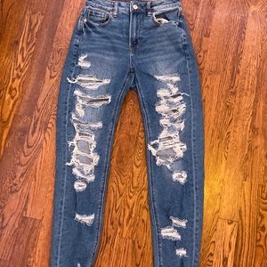 RIPPED MOM JEANS